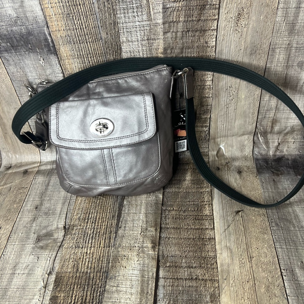 Coach Crossbody Putter Leather Front Pocket Top Zipper Closure crossbody